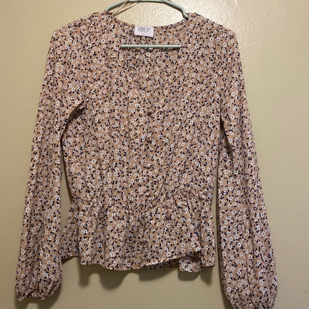 Cute flowery top with buttons!